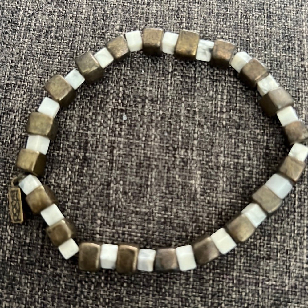 Square beaded bracelet - gold and off white